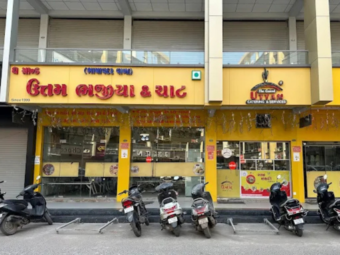 THE GRAND UTTAM BHAJIYA & CHAAT